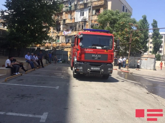 В Баку в здании университета начался пожар - Обновлено (фото)