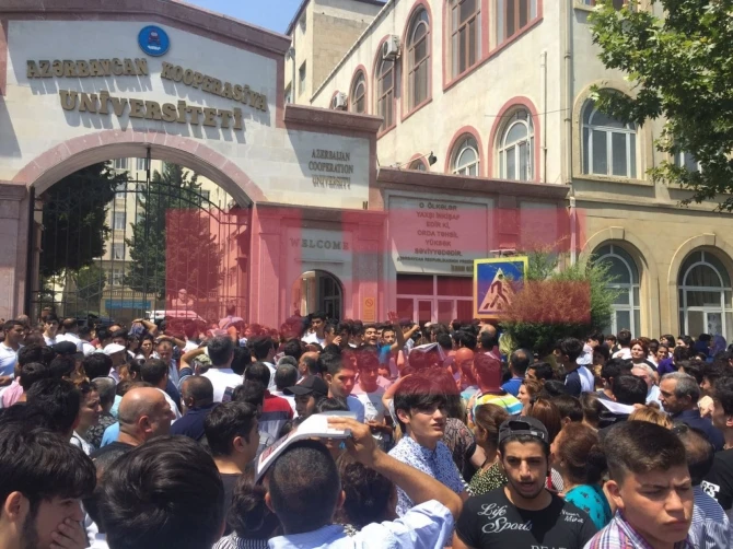 В Баку в здании университета начался пожар - Обновлено (фото)