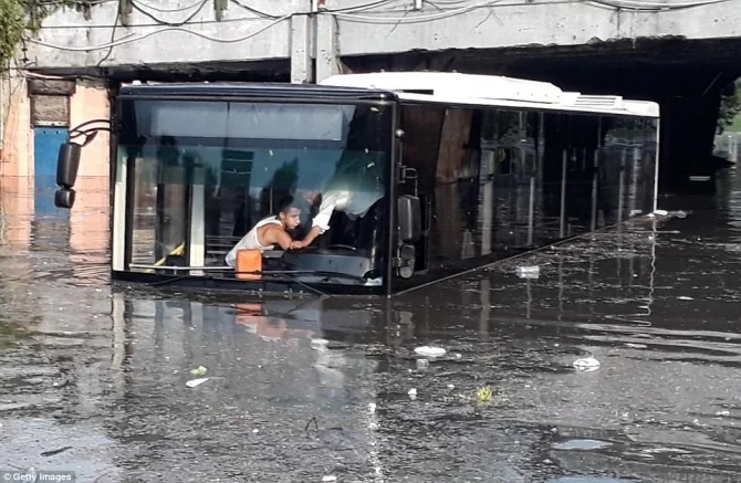 Şiddətli külək İstanbulu viran qoydu (VİDEO,FOTO)