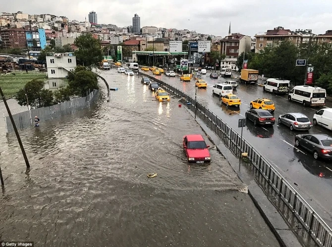 Şiddətli külək İstanbulu viran qoydu (VİDEO,FOTO)