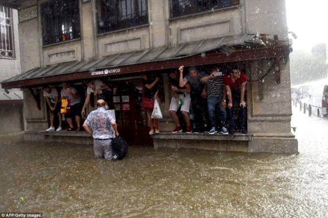 Şiddətli külək İstanbulu viran qoydu (VİDEO,FOTO)
