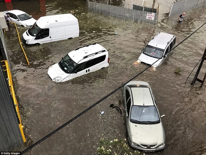 Şiddətli külək İstanbulu viran qoydu (VİDEO,FOTO)