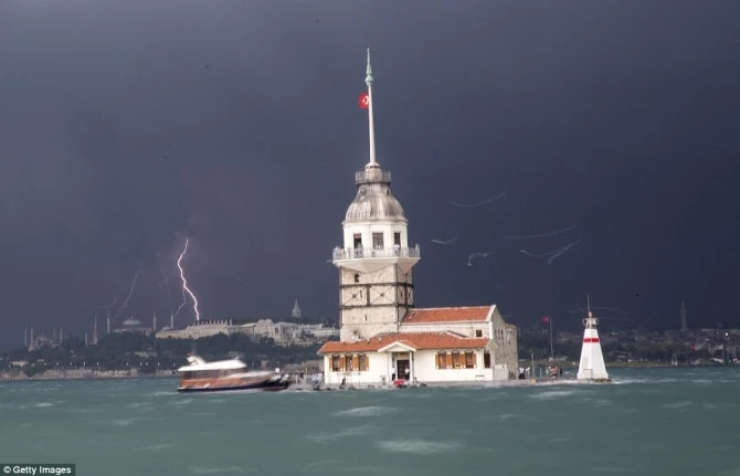 Şiddətli külək İstanbulu viran qoydu (VİDEO,FOTO)