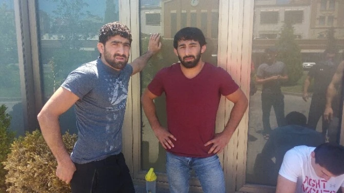 Bakıda çempion güləşçilər maaş verilmədiyi üçün ayağa qalxdı (VİDEO, FOTO)