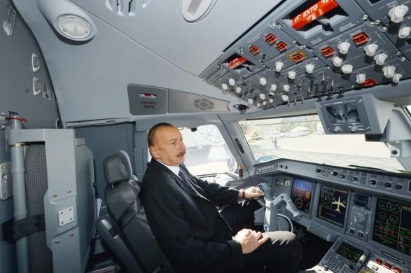 Ильхам Алиев ознакомился с новым самолетом Buta Airways (фото)