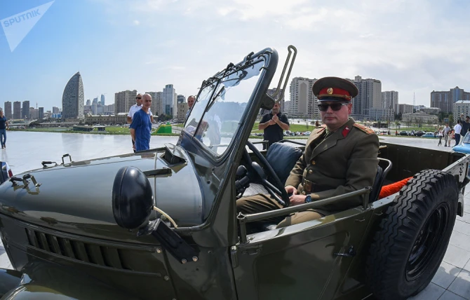 Знаменитости на параде ретро-автомобилей на центральных улицах Баку (фото)