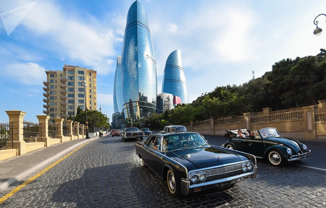 Знаменитости на параде ретро-автомобилей на центральных улицах Баку (фото)