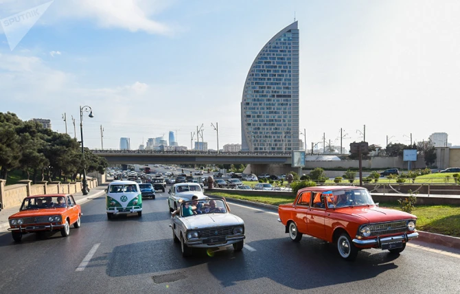 Знаменитости на параде ретро-автомобилей на центральных улицах Баку (фото)
