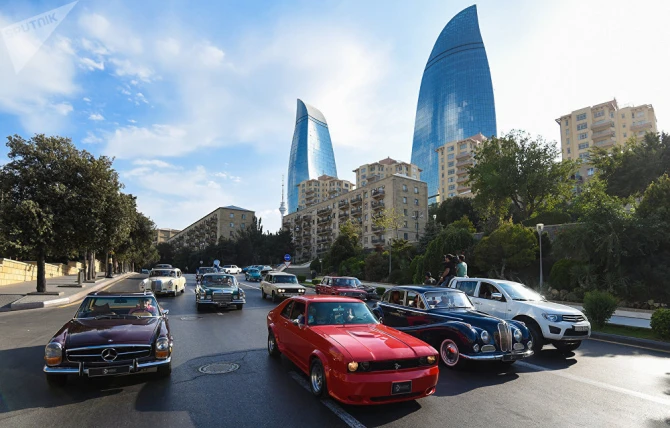 Знаменитости на параде ретро-автомобилей на центральных улицах Баку (фото)