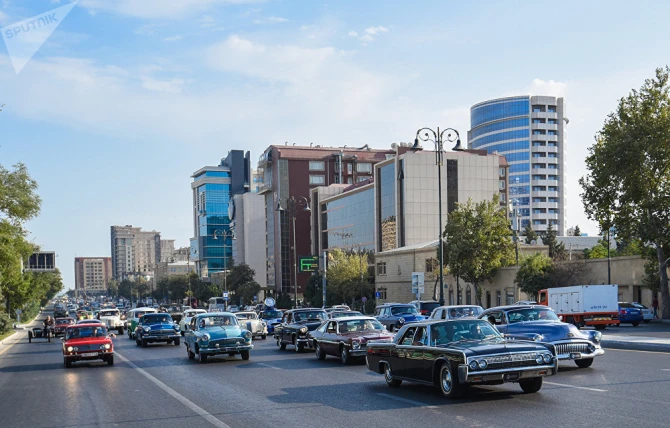 Знаменитости на параде ретро-автомобилей на центральных улицах Баку (фото)