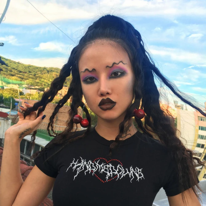 В Instagram набирает популярность тренд на волнистые и цветные брови (фото)