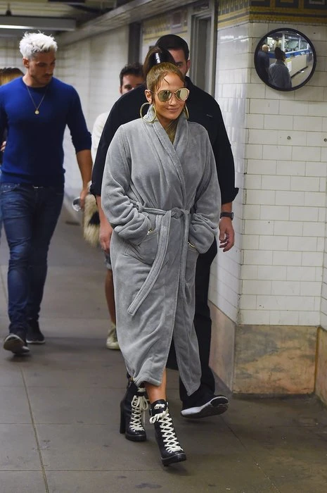 Дженнифер Лопес спустилась в метро в банном халате (фото)