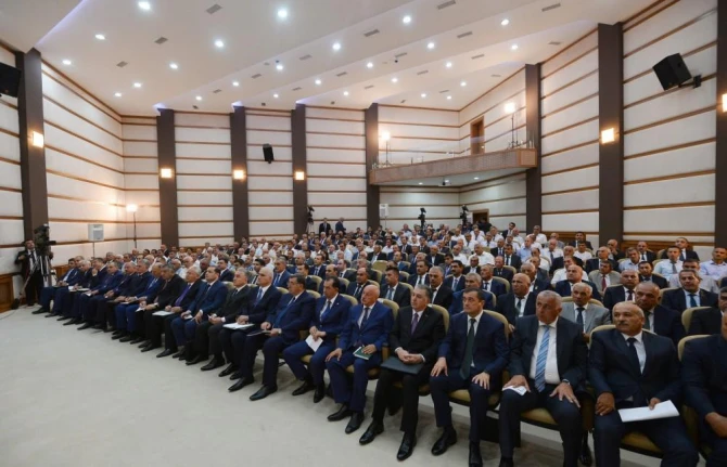 Ильхам Алиев проводит республиканское совещание (фото)