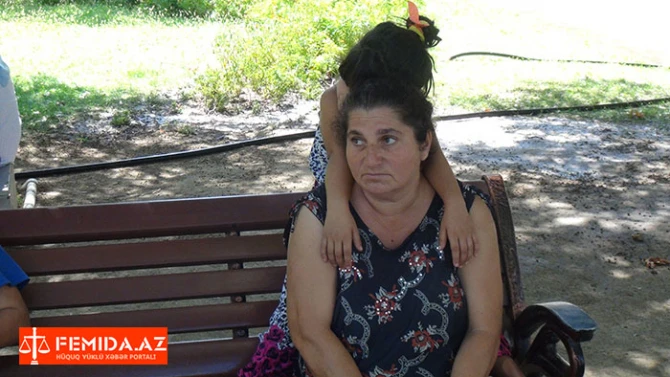 Ana 7 uşağı ilə parklarda yatır – Bakıda ürək dağlayan görüntü (FOTO+VİDEO)