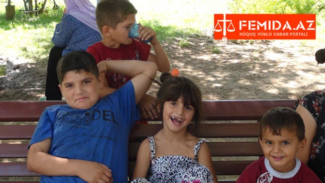 Ana 7 uşağı ilə parklarda yatır – Bakıda ürək dağlayan görüntü (FOTO+VİDEO)