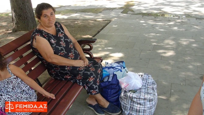 Ana 7 uşağı ilə parklarda yatır – Bakıda ürək dağlayan görüntü (FOTO+VİDEO)