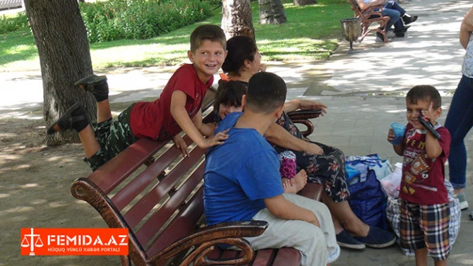 Ana 7 uşağı ilə parklarda yatır – Bakıda ürək dağlayan görüntü (FOTO+VİDEO)