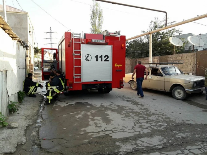 В Баку в населенном вынужденными переселенцами здании произошел пожар (фото)