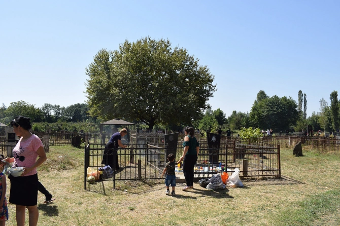 Azərbaycanda qeyri-adi mərasim: ölülər gəlir, yeməklərin dadına baxır və…