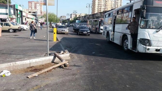 В Баку автобус въехал в остановку, есть пострадавшая (фото)