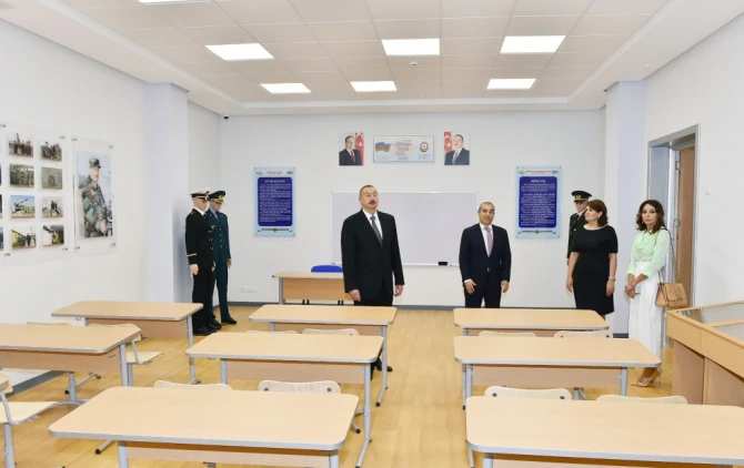 Ильхам Алиев и Мехрибан Алиева приняли участие в открытии нового здания школы-лицея № 20 (фото) Ильхам Алиев и Мехрибан Алиева приняли участие в открытии нового здания школы-лицея № 20 (фото)