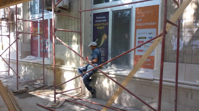 Bakıda nonsens: binalara ağlayın üstündən yeni ağlay vurulur (FOTO, VİDEO)