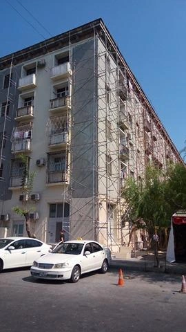 Bakıda nonsens: binalara ağlayın üstündən yeni ağlay vurulur (FOTO, VİDEO)