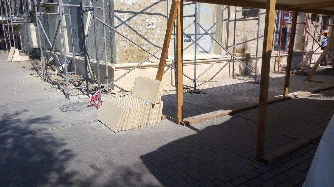 Bakıda nonsens: binalara ağlayın üstündən yeni ağlay vurulur (FOTO, VİDEO)