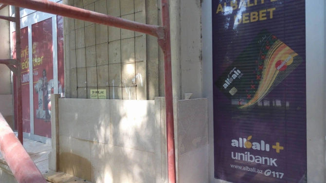 Bakıda nonsens: binalara ağlayın üstündən yeni ağlay vurulur (FOTO, VİDEO)