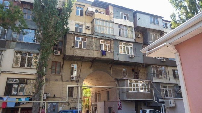 Bakıda nonsens: binalara ağlayın üstündən yeni ağlay vurulur (FOTO, VİDEO)