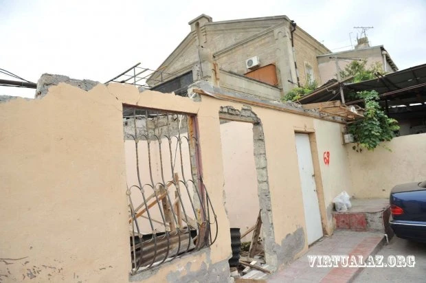 Bakıda misli görünməmiş söküntü: “Evin girişini sökür, deyir içəri damdan gir...” - FOTO