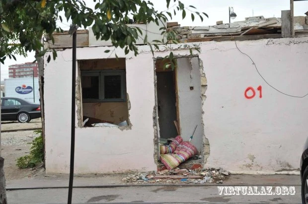 Bakıda misli görünməmiş söküntü: “Evin girişini sökür, deyir içəri damdan gir...” - FOTO