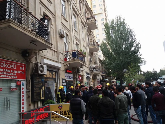 Bakının mərkəzində qorxulu anlar — Gözəllik salonu külə döndü (FOTOLAR)