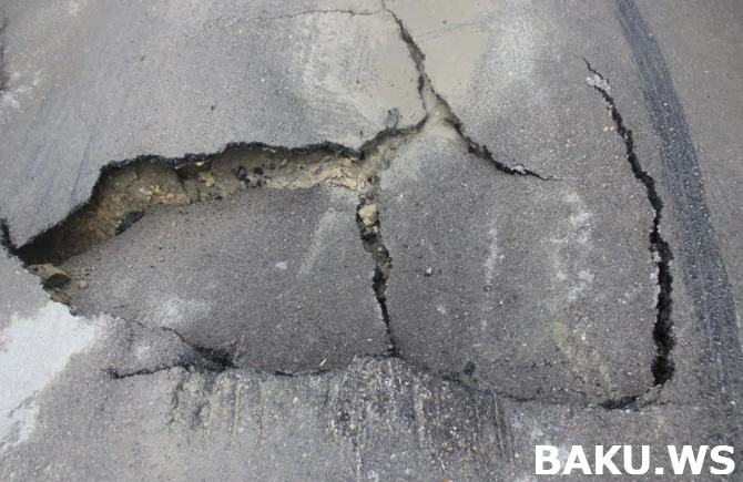 Bakıda daha bir yol çökdü: Maşınlar üçün təhlükə yaranıb (FOTO, VİDEO) Bakıda daha bir yol çökdü: Maşınlar üçün təhlükə yaranıb (FOTO, VİDEO)