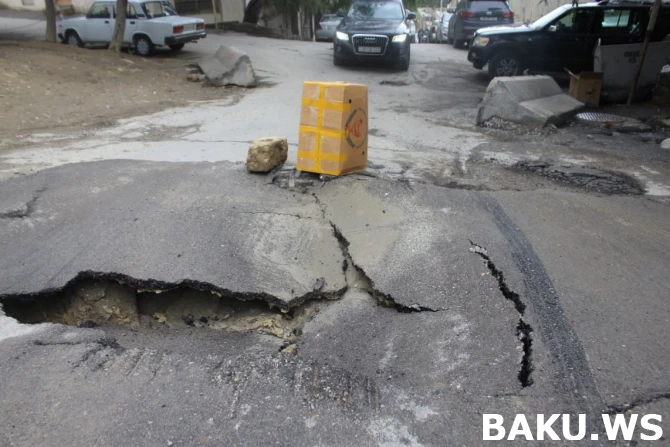 Bakıda daha bir yol çökdü: Maşınlar üçün təhlükə yaranıb (FOTO, VİDEO) Bakıda daha bir yol çökdü: Maşınlar üçün təhlükə yaranıb (FOTO, VİDEO)