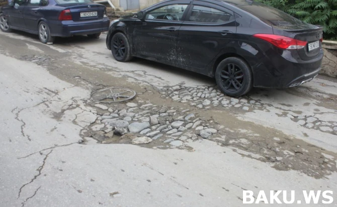 Bakıda daha bir yol çökdü: Maşınlar üçün təhlükə yaranıb (FOTO, VİDEO) Bakıda daha bir yol çökdü: Maşınlar üçün təhlükə yaranıb (FOTO, VİDEO)