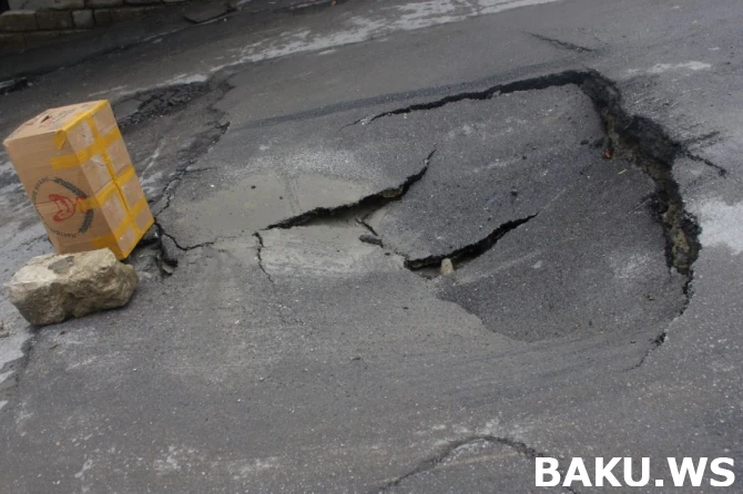 Bakıda daha bir yol çökdü: Maşınlar üçün təhlükə yaranıb (FOTO, VİDEO) Bakıda daha bir yol çökdü: Maşınlar üçün təhlükə yaranıb (FOTO, VİDEO)