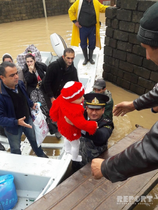 Polis evlərini su basmış sakinlərə yardım etdi (FOTO)
