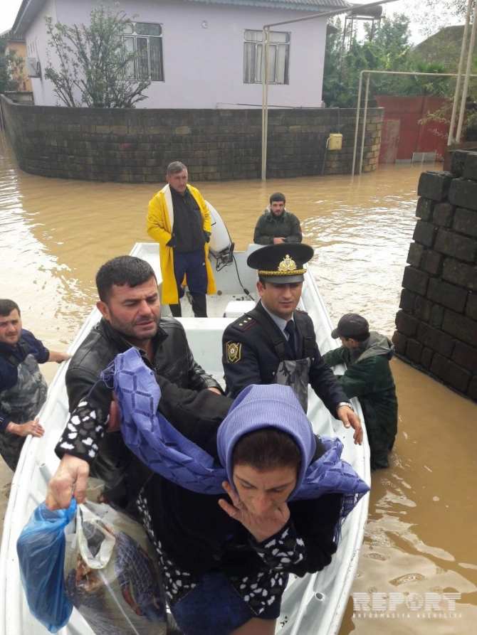 Polis evlərini su basmış sakinlərə yardım etdi (FOTO)