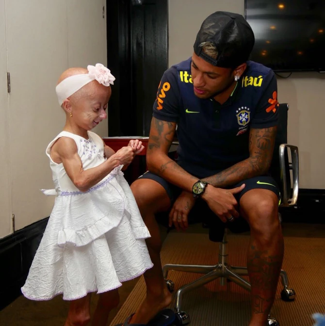 Neymar pərəstişkarı ilə görüşdü - hər kəsi duyğulandıran anlar (VİDEO) Neymar pərəstişkarı ilə görüşdü - hər kəsi duyğulandıran anlar (VİDEO)