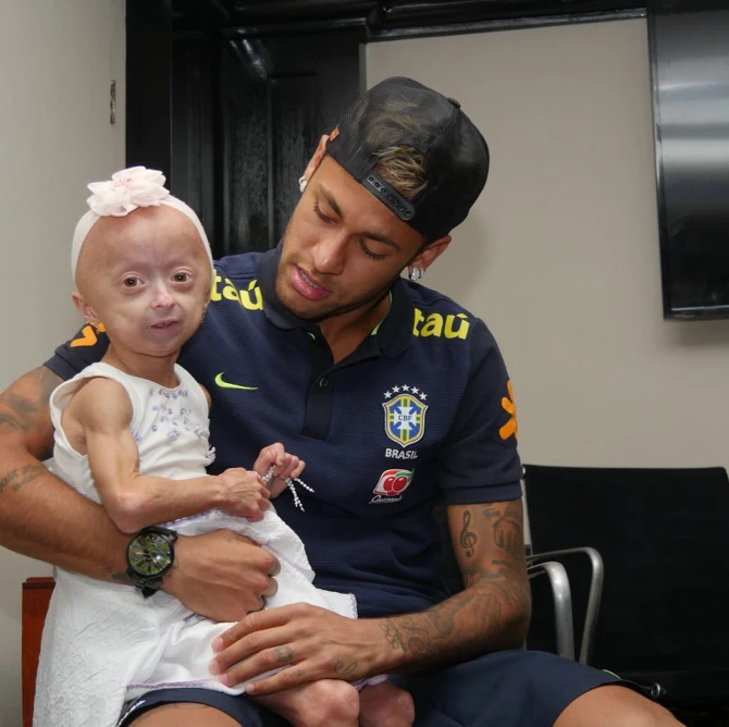 Neymar pərəstişkarı ilə görüşdü - hər kəsi duyğulandıran anlar (VİDEO)