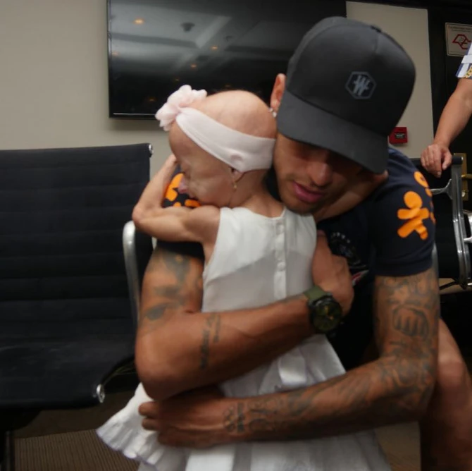 Neymar pərəstişkarı ilə görüşdü - hər kəsi duyğulandıran anlar (VİDEO) Neymar pərəstişkarı ilə görüşdü - hər kəsi duyğulandıran anlar (VİDEO)