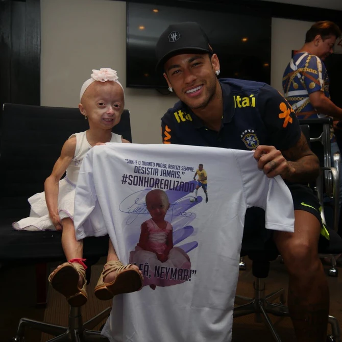 Neymar pərəstişkarı ilə görüşdü - hər kəsi duyğulandıran anlar (VİDEO) Neymar pərəstişkarı ilə görüşdü - hər kəsi duyğulandıran anlar (VİDEO)