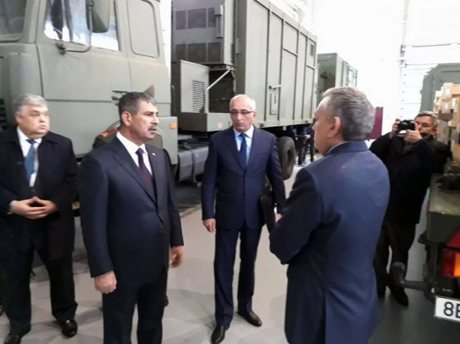 Azərbaycan müdafiə naziri Belarusda hərbi texnika ilə maraqlanıb