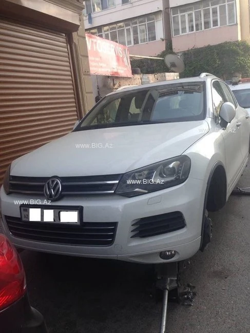 Bakıda baş redaktorun maşınını yararsız hala saldılar FOTOLAR