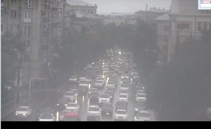 Внимание! На этих дорогах Баку возникло плотное движение автомобилей Внимание! На этих дорогах Баку возникло плотное движение автомобилей