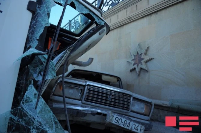 В Баку бетономешалка раздавила легковой автомобиль (фото)