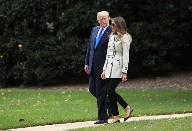 Торжество серого и бежевого: Меланья Трамп выбрала идеальный осенний тренч (фото)