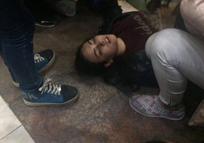 Bakıda gənc qız metroda intihara cəhd etdi – FOTO
