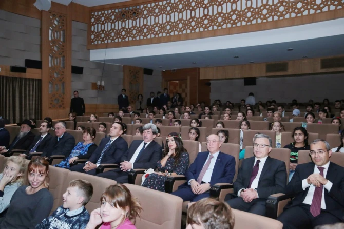 Лейла Алиева на презентации документального фильма (фото) Лейла Алиева на презентации документального фильма (фото)